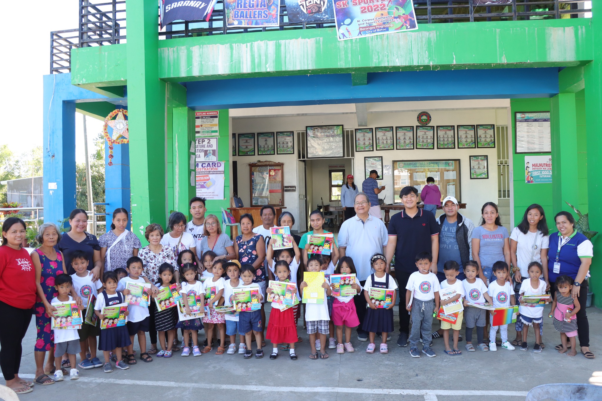 DAY CARE CHILDREN RECEIVE LEARNING MATERIALS FROM THE CITY GOVERNMENT