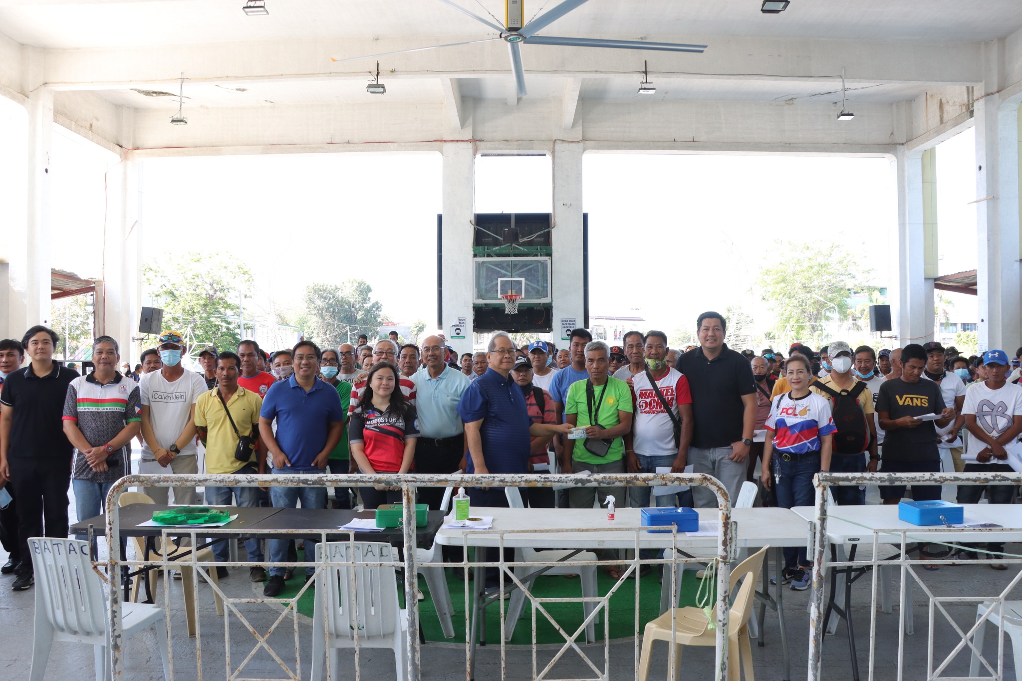 BATAC TRICYCLE DRIVERS RECEIVE CASH AID FROM CITY GOVERNMENT
